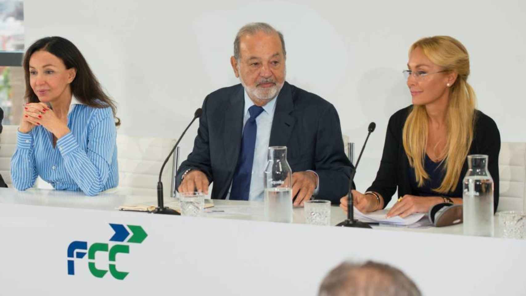 Carlos Slim, flanqueado, a la izquierda, por Esther Koplowitz, y, a la derecha, por la hija de esta, Esther Alcocer, presidenta no ejecutiva de FCC