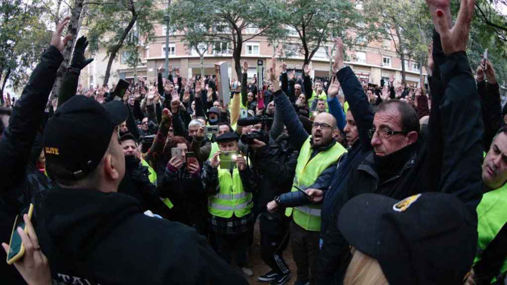 Taxistas deciden a mano alzada ir a la huelga / TWITTER