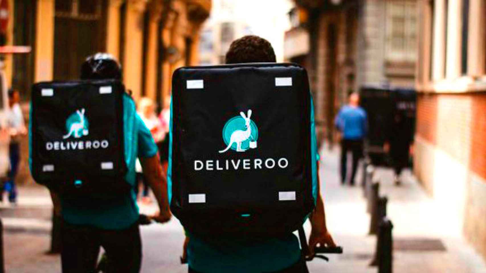 Dos trabajadores de Deliveroo recorriendo las calles de Barcelona