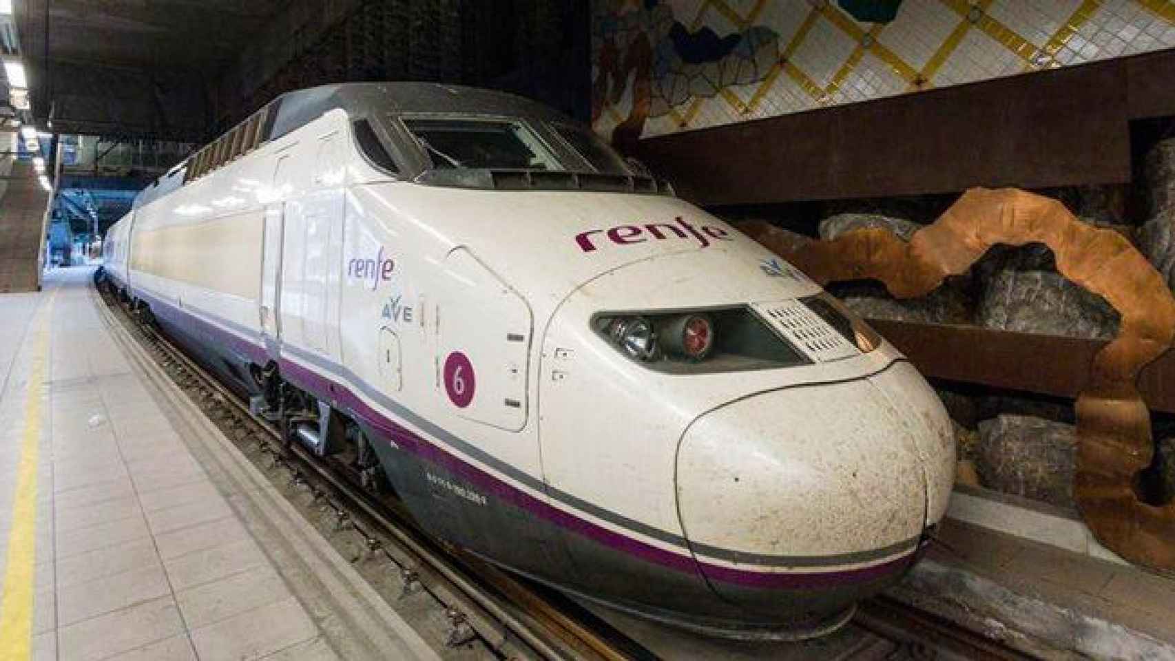 Un convoy AVE parado en la estación Adif de Castellón / EP