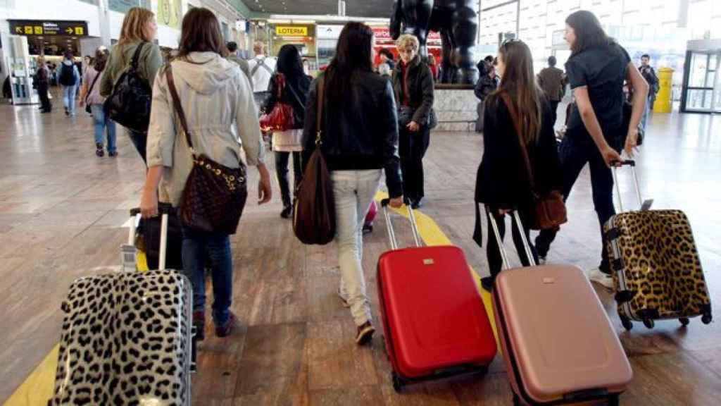 Puerta de embarque en el Aeropuerto de El Prat, donde la policía frustra el viaje de una familia de Sant Joan Despí a Sierra Leona para hacer la ablación a su hija / EFE