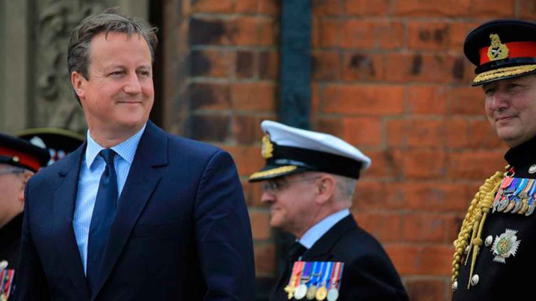 David Cameron (i) en un acto oficial en Cleethorpes (Reino Unido) este sábado tras conocer los resultados del 'Brexit'.