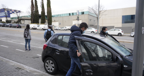 La policía, tras salir de la sede de Ambulancias Egara / LUIS MIGUEL AÑÓN (CG)