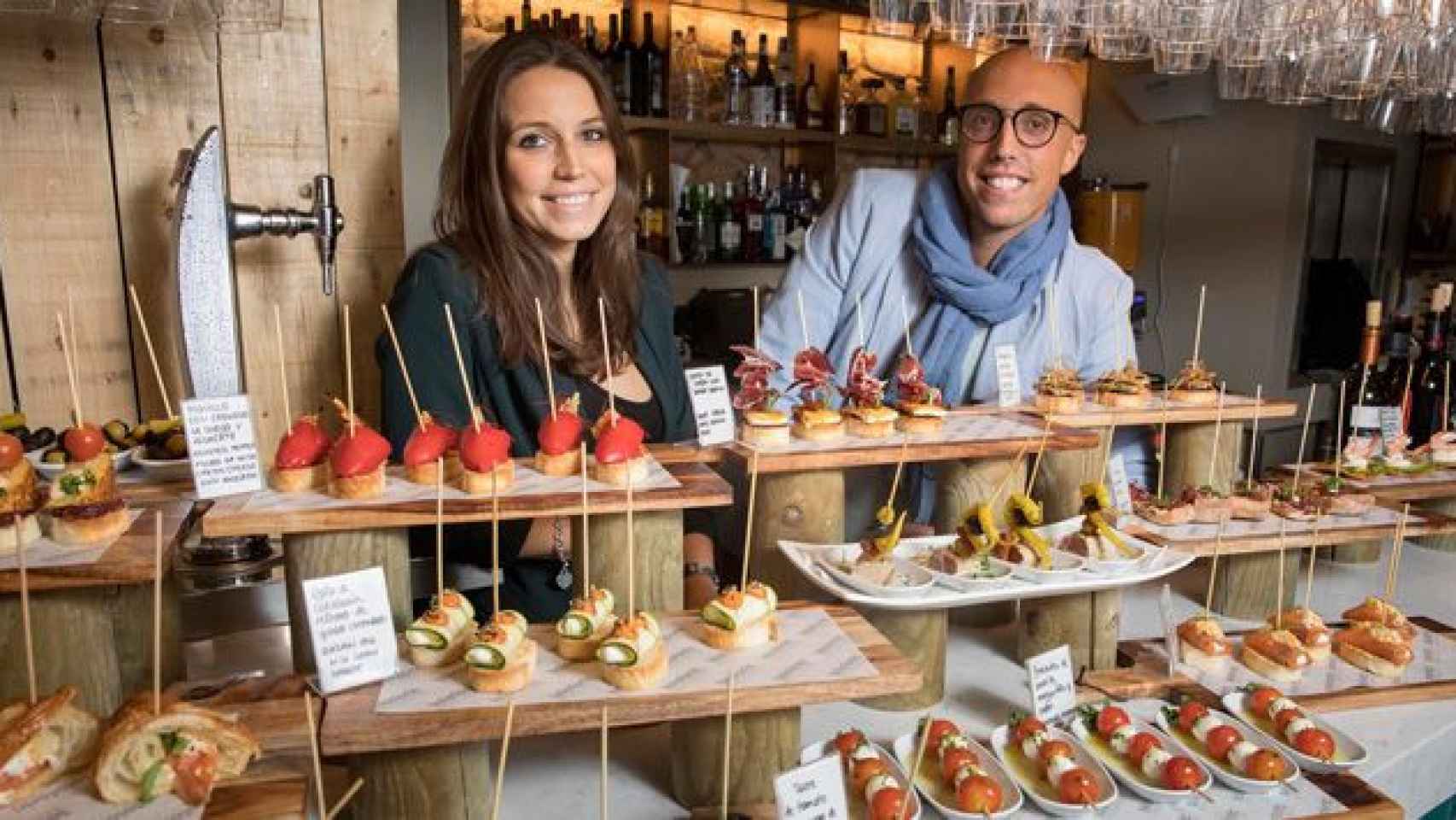 Los hermanos Padrosa-Urbayen, Maria y Xavier, tras la barra del Telèferic, cuya comida triunfa en la NBA / FERRAN NADEU