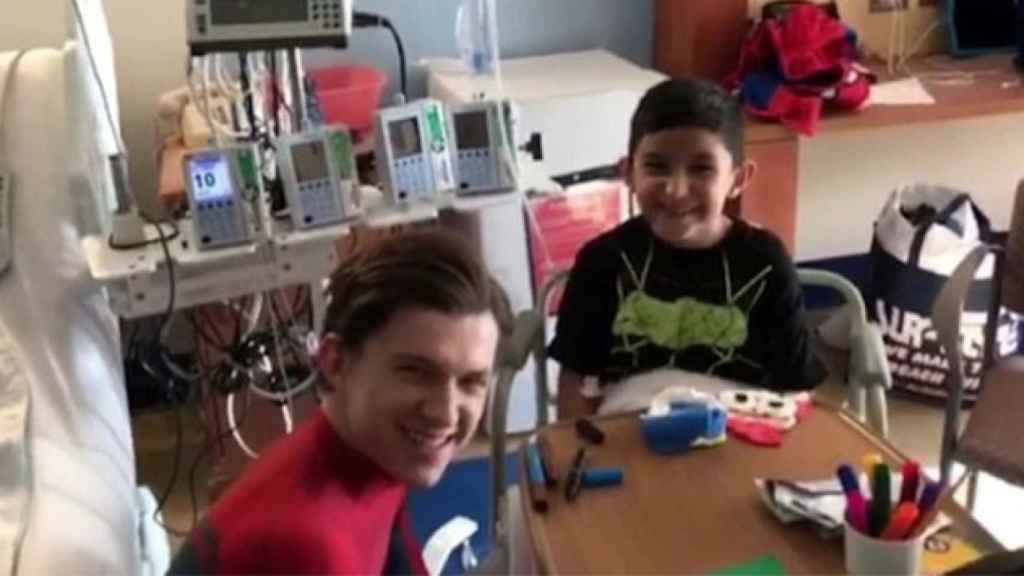 Tom Holland disfrazado de Spiderman y el niño / CG