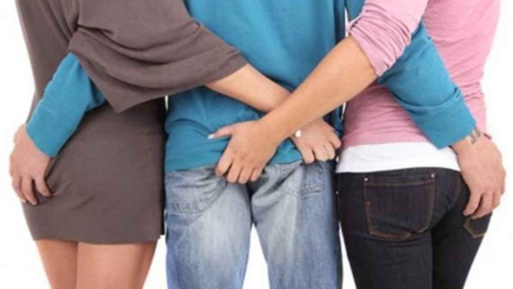 Tres amantes que tienen una relación de poliamor abierta y consensuada