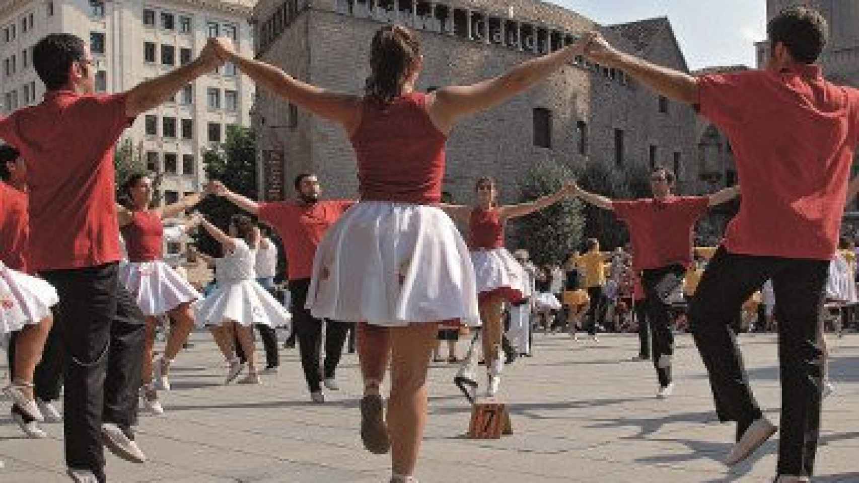 Sardanistas frente a la Catedral de Barcelona