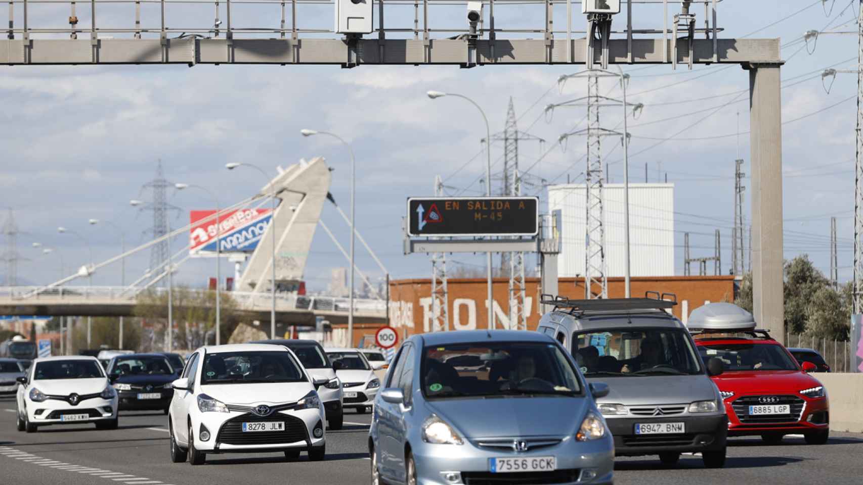 Tráfico y sistemas tecnológicos al inicio del puente del Día del Padre / EFE