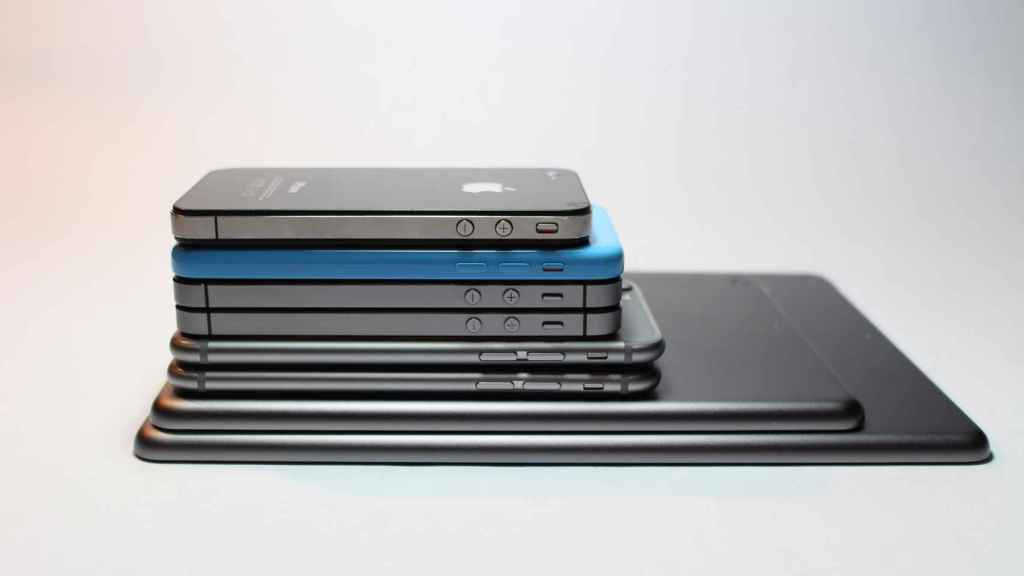 Imagen con diferentes 'smartphones' apilados / PEXELS