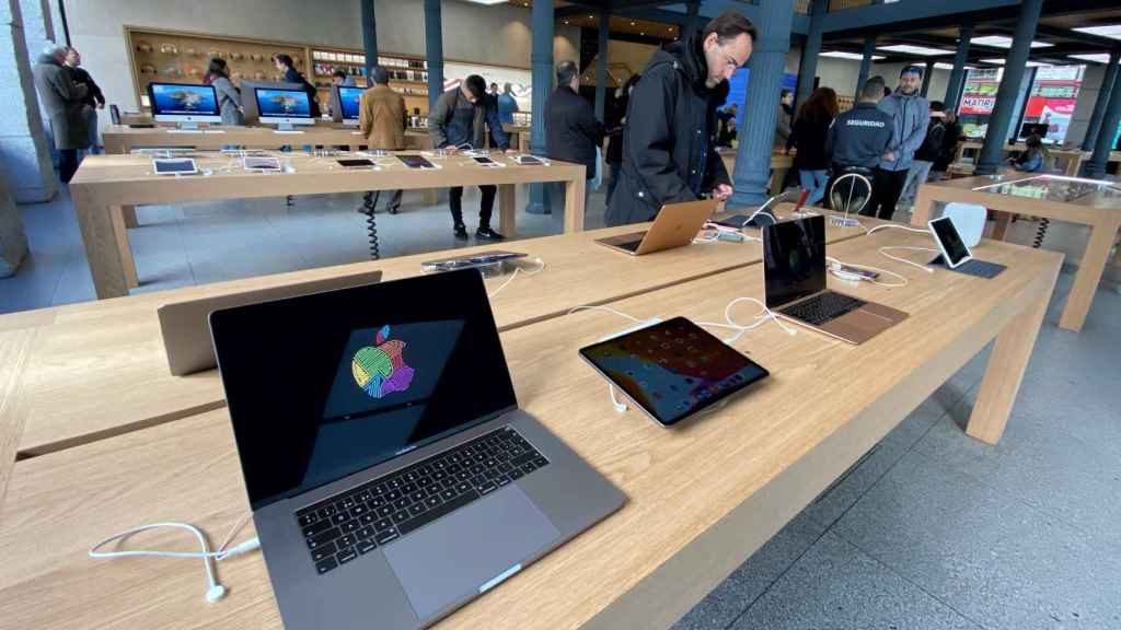 Ordenadores y tablets expuestas en una tienda de Apple / EP