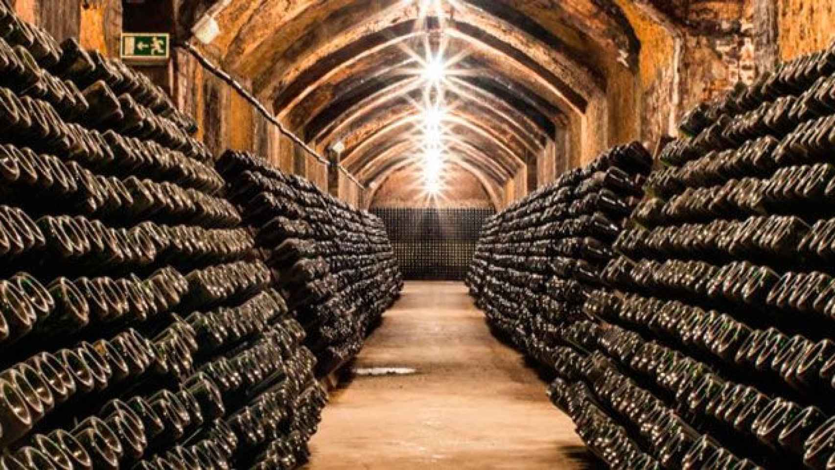 Interior de una bodega cava / CG