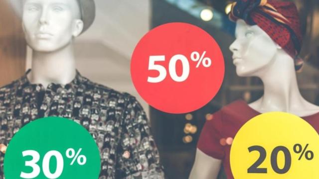 Maniquís de ropa con los descuentos de rebajas / Artem Beliakin en UNSPLASH