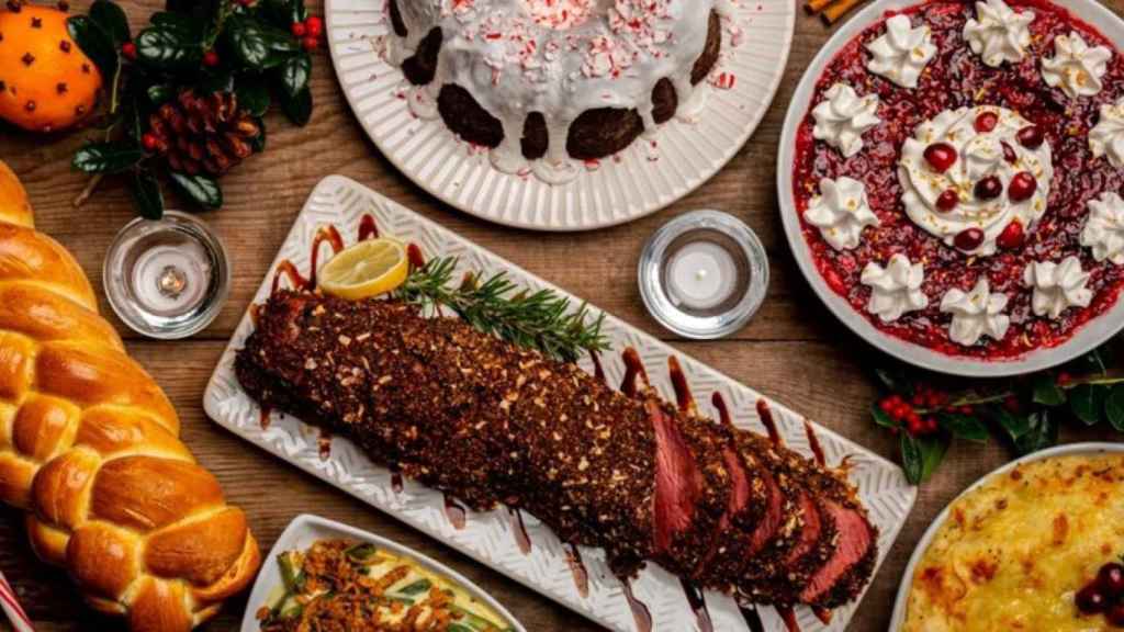 Mesa lista en una de las comidas navideñas / Jed Owen en UNSPLASH