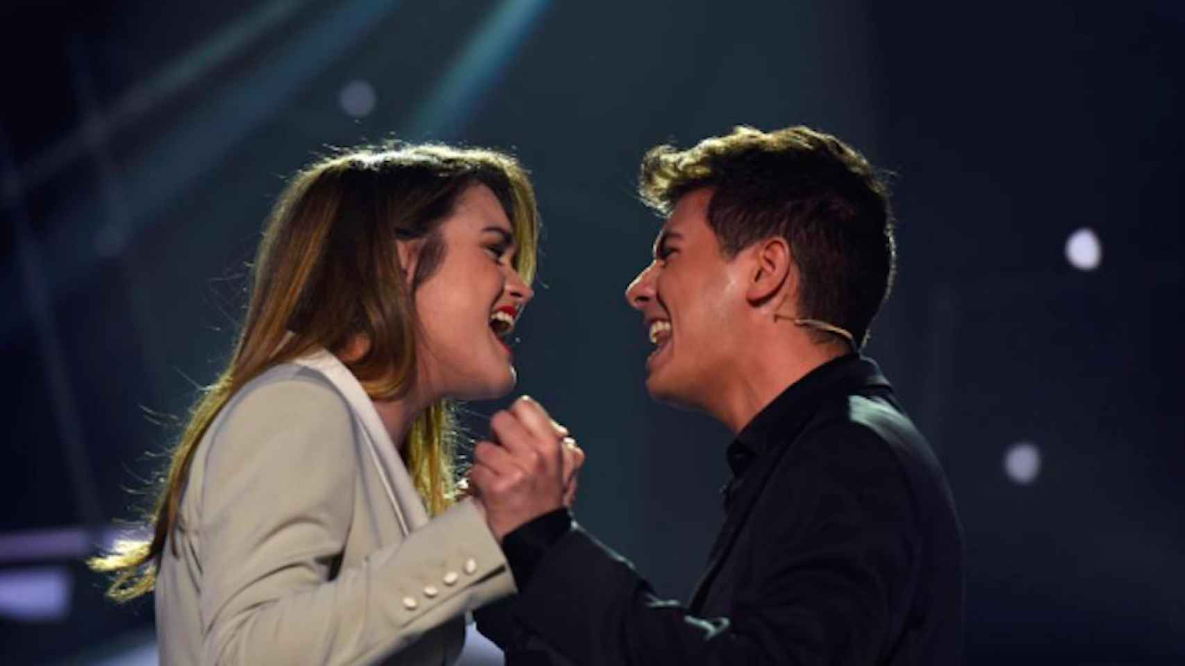 Una foto de Amaia y Alfred cantando juntos en Operación Triunfo