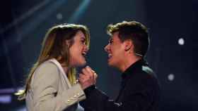 Una foto de Amaia y Alfred cantando juntos en Operación Triunfo