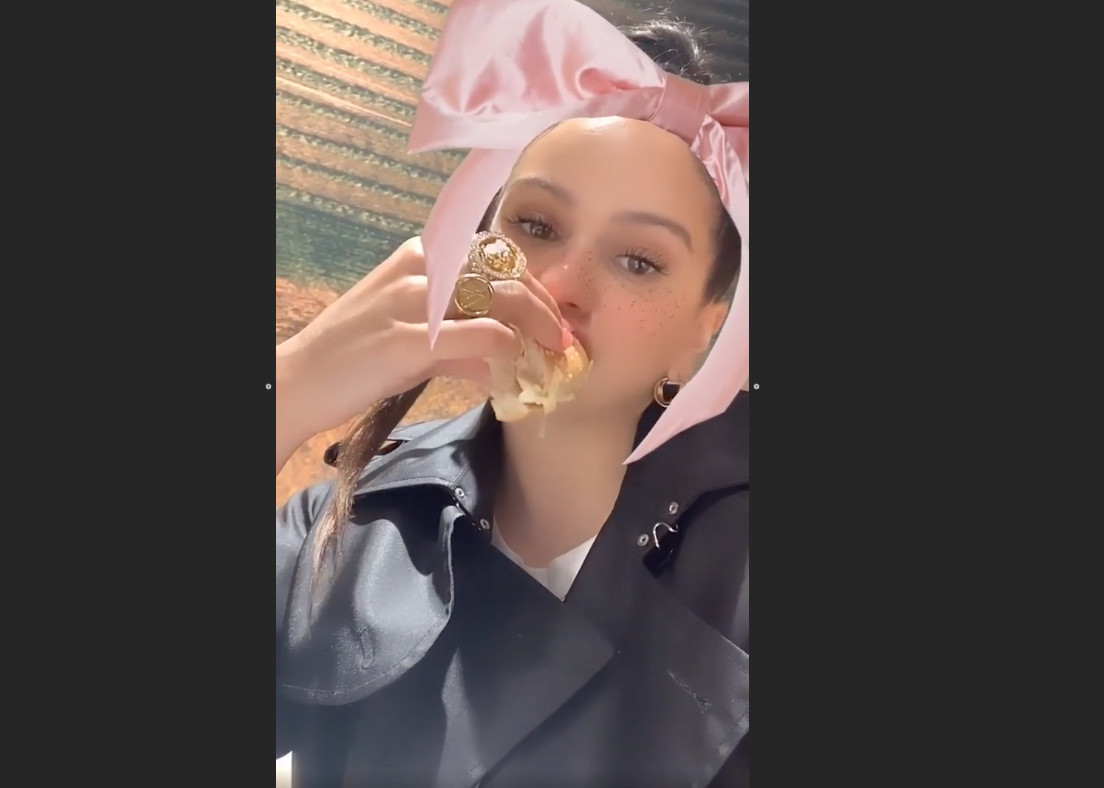 Rosalía se excede comiendo hamburguesas y patatas fritas / INSTAGRAM