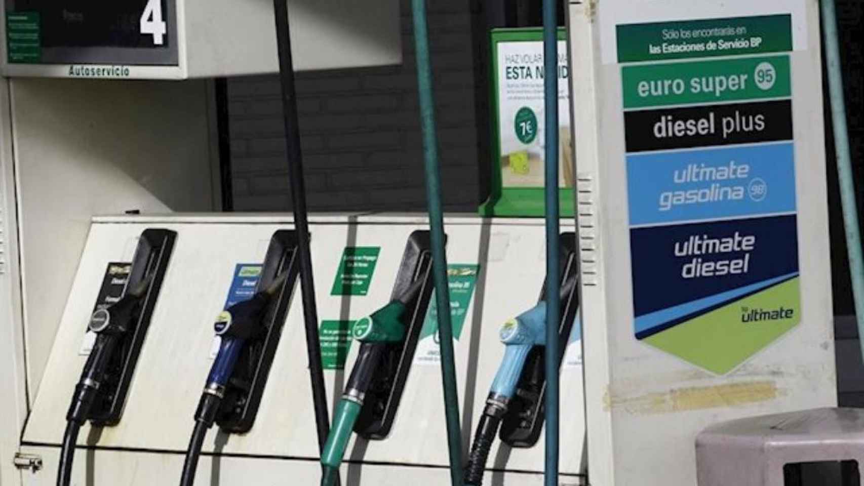 Varios surtidores de carburante en una gasolinera / EP