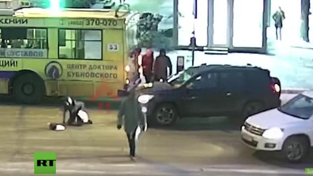 El momento en que la mujer es atropellada por el vehículo