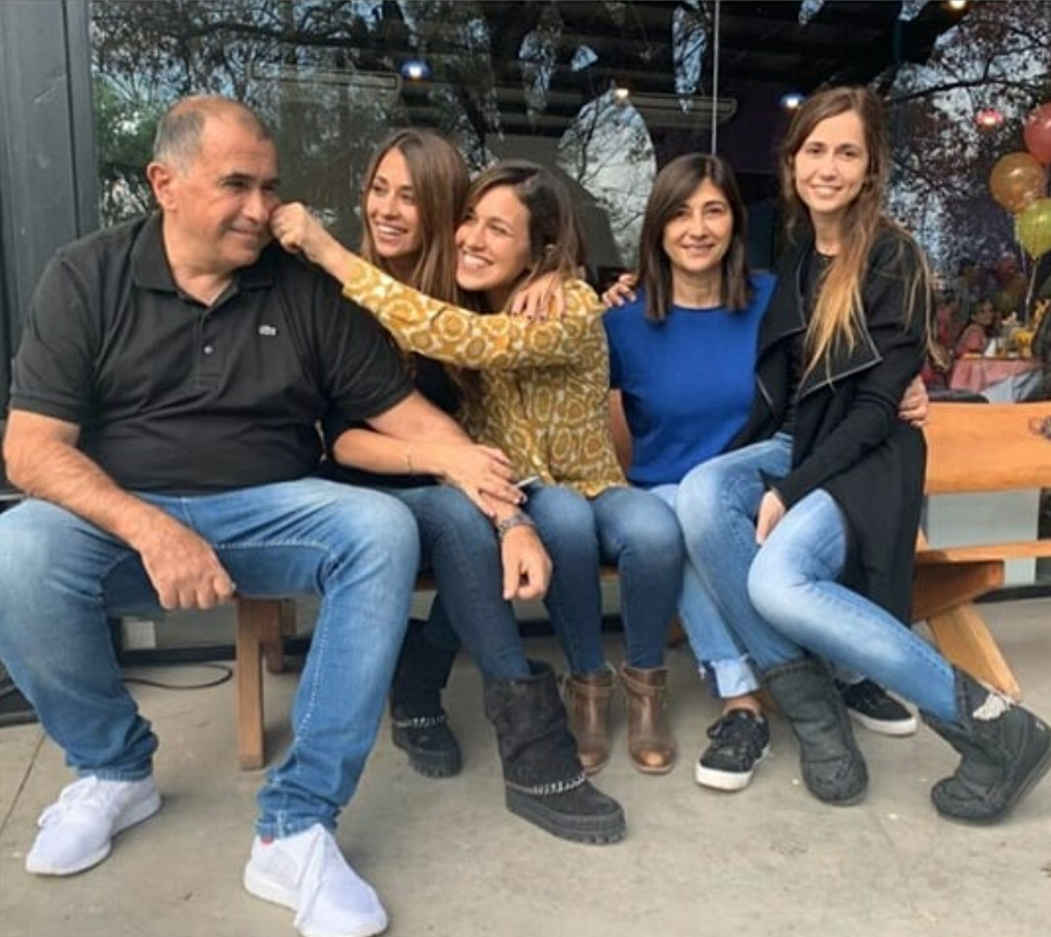 Antonella Roccuzzo con su familia