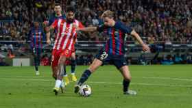 Frenkie de Jong, en el partido entre el Barça y el Almería / LUIS MIGUEL AÑÓN