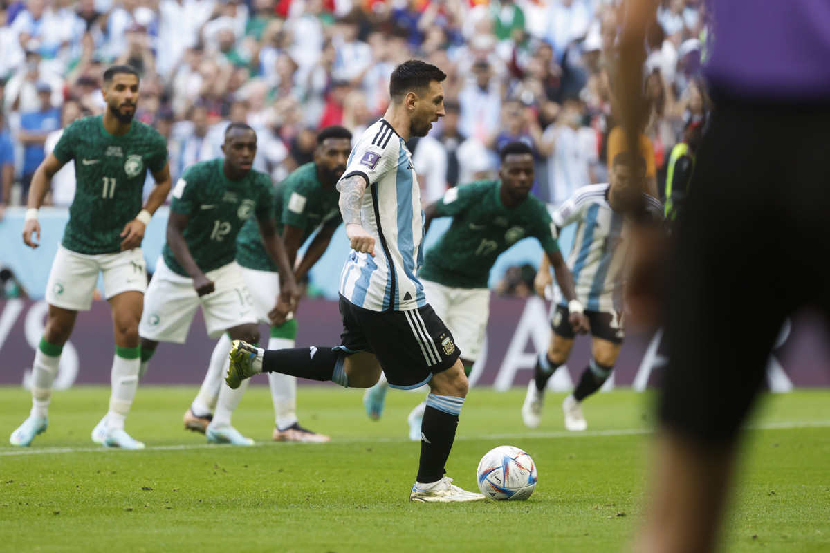 Leo Messi, lanzando un penalti contra Arabia Saudí en el Mundial / EFE