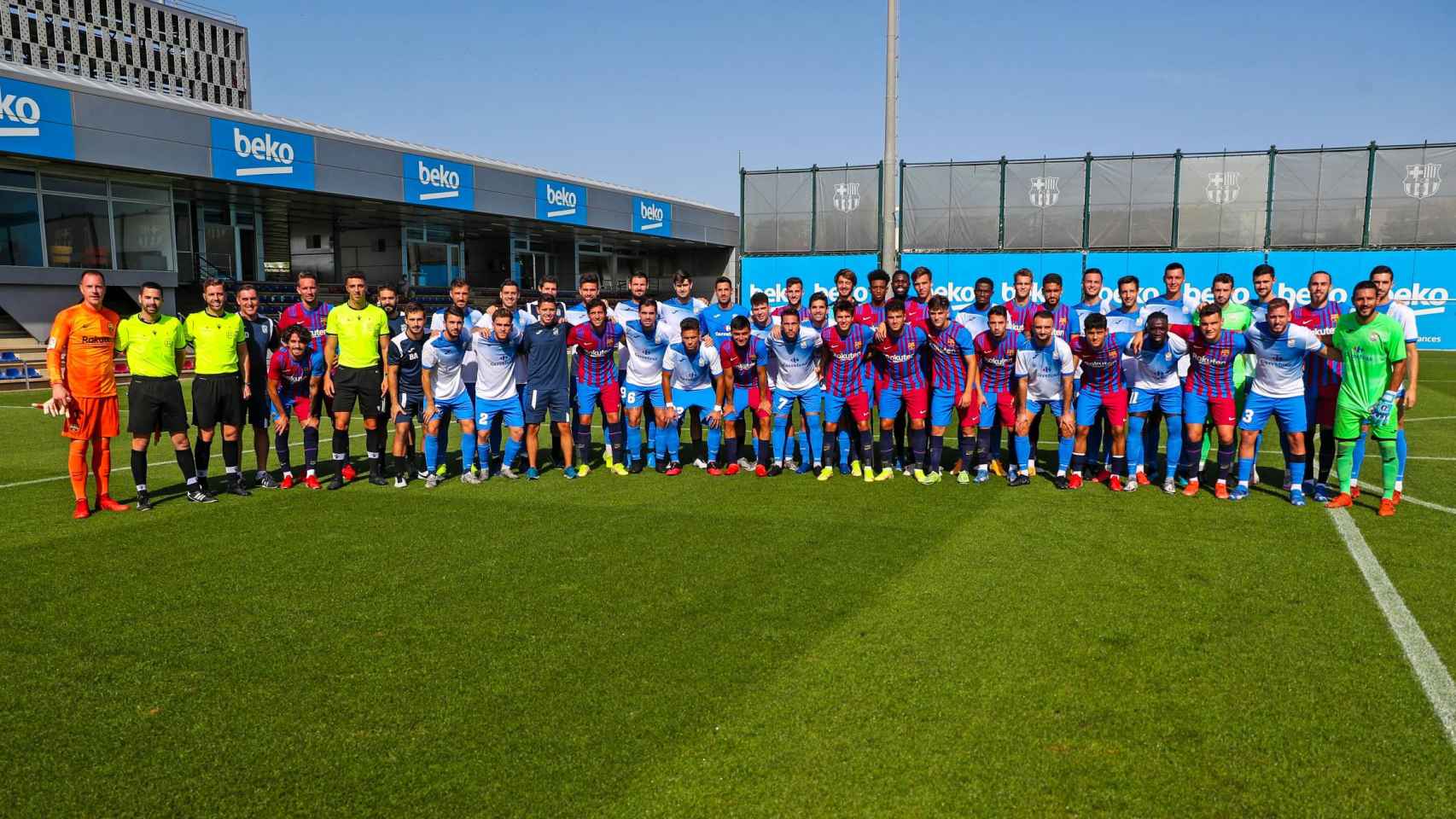 Los jugadores del Barça y AE Prat tras un partido amistoso en el Johan Cruyff / FCB