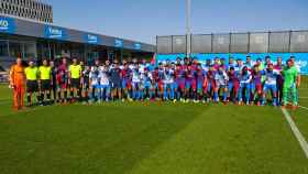 Los jugadores del Barça y AE Prat tras un partido amistoso en el Johan Cruyff / FCB