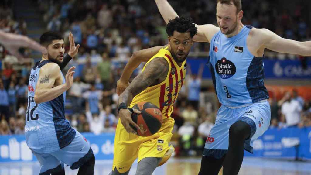 Cory Higgins, con el balón, en el partido de Liga contra el Breogán