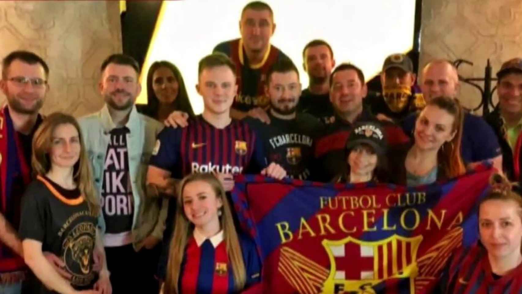 La peña del Barça en Kiev, ofreciendo su ayuda ante la invasión de Rusia / Jugones