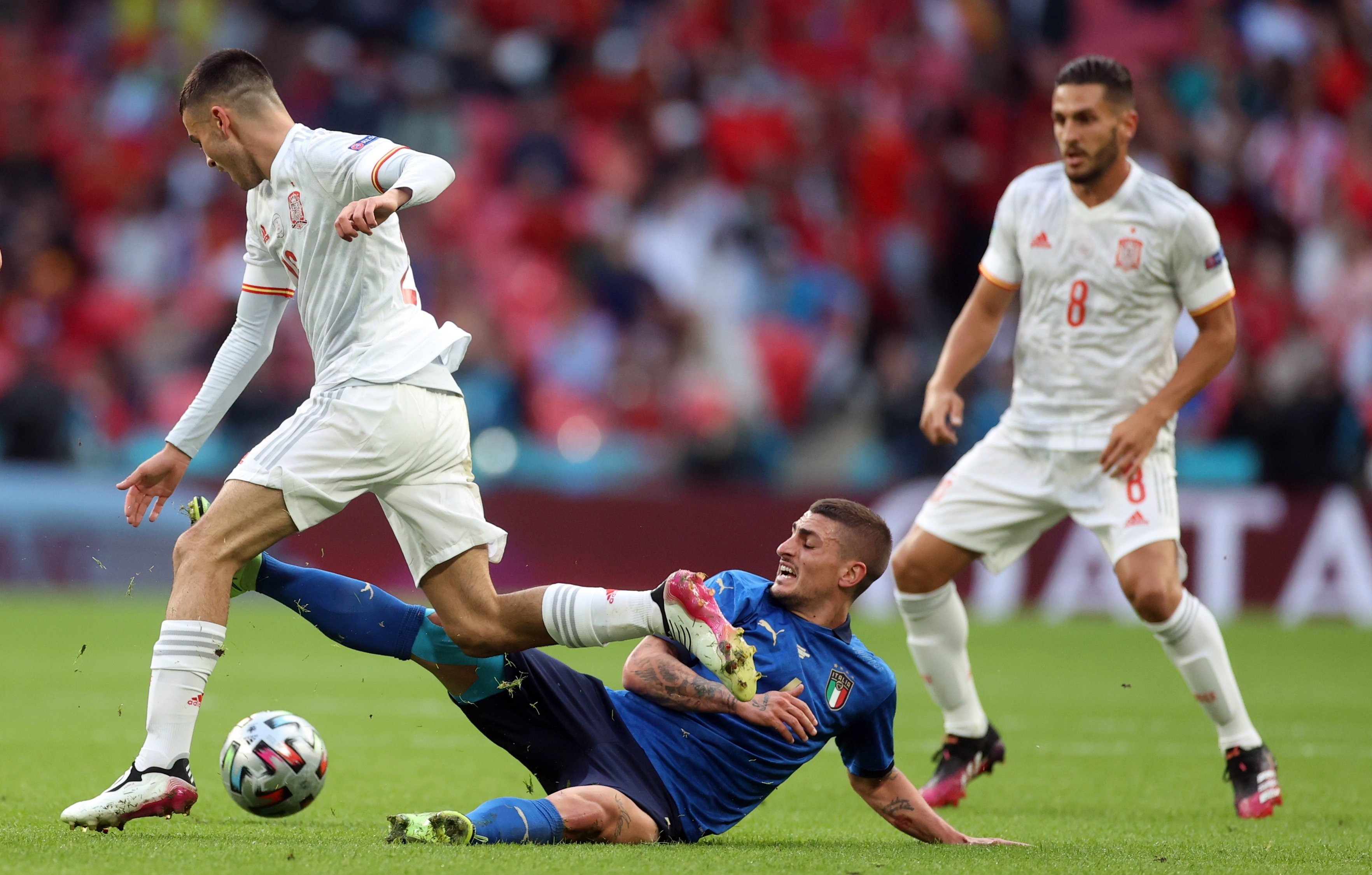 Pedri deja atrás a Verratti, en una acción de la semifinal de la Euro contra Italia / EFE