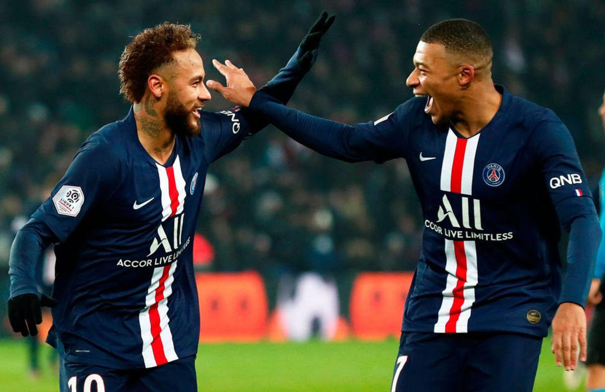 Neymar y Mbappé celebran un gol del PSG / EFE