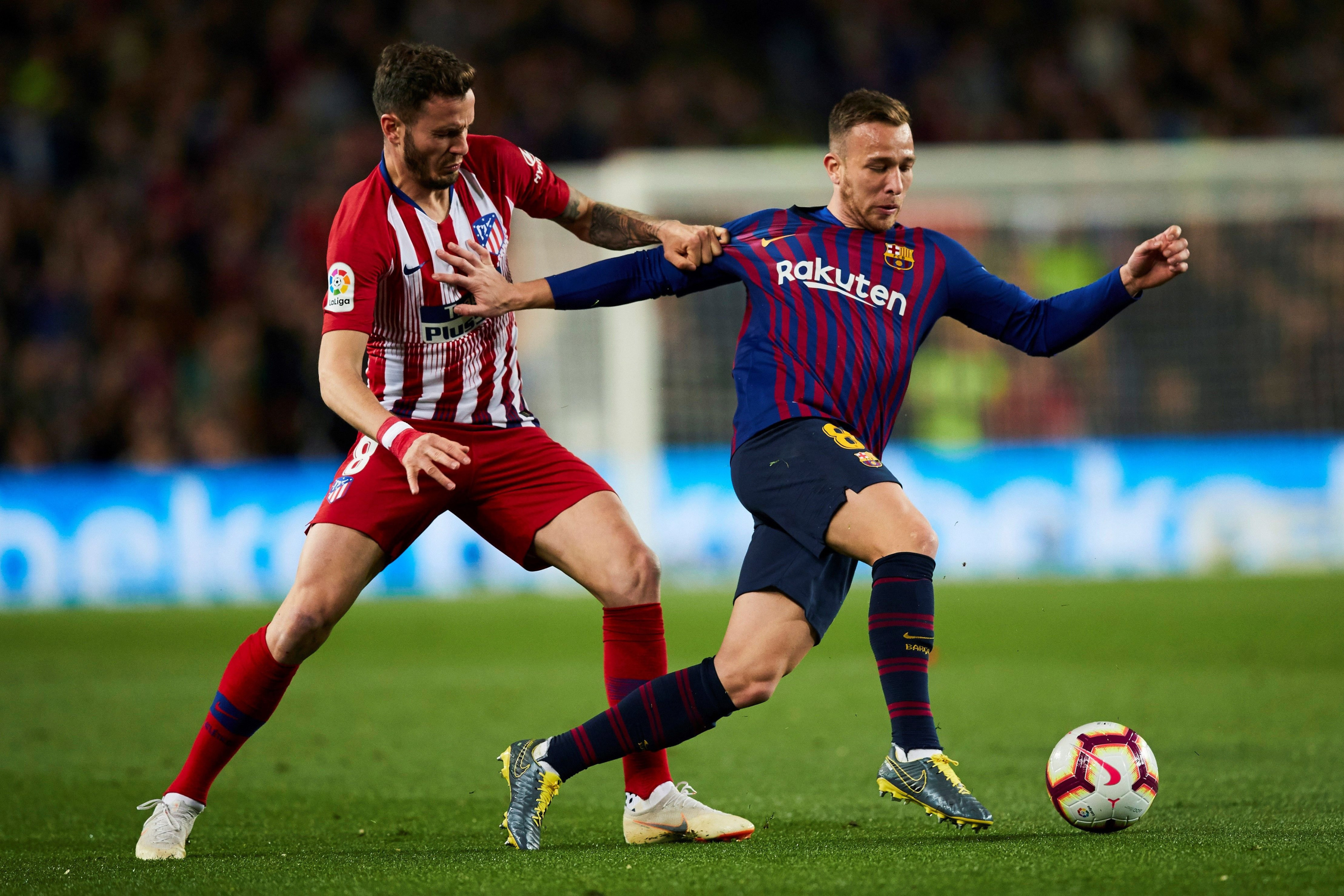 Saúl y Arthur Melo disputando un balón en el Barça - Atlético de Madrid / EFE