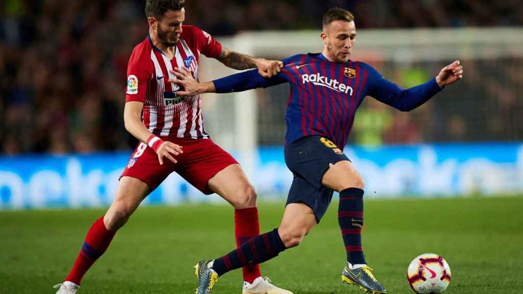 Saúl y Arthur Melo disputando un balón en el Barça - Atlético de Madrid / EFE