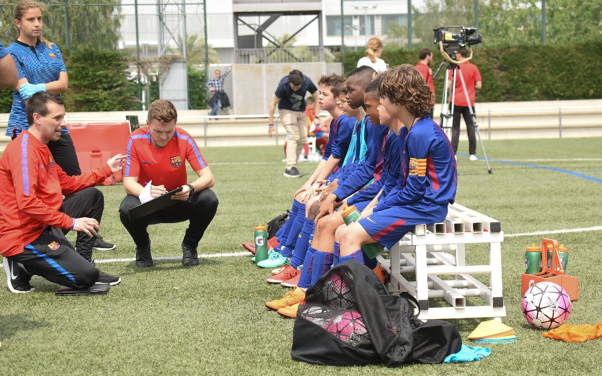 Entrenadores de la Masía dando órdenes a sus jugadores / FC Barcelona