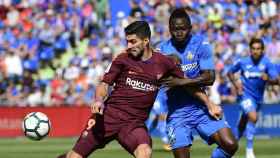 Una foto de Luis Suárez en un lance con Djené Dakonam durante el Getafe - Barça de la temporada pasada