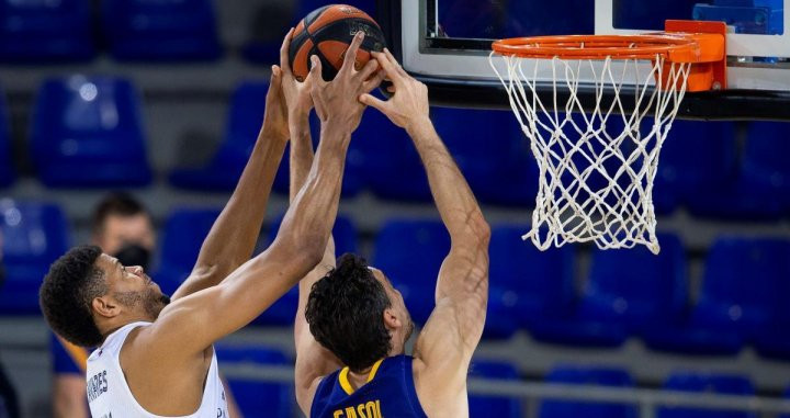 Pau Gasol con Tavares en el clásico / EFE