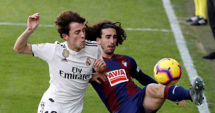 Cucurella se lleva un balón ante Odriozola / EFE