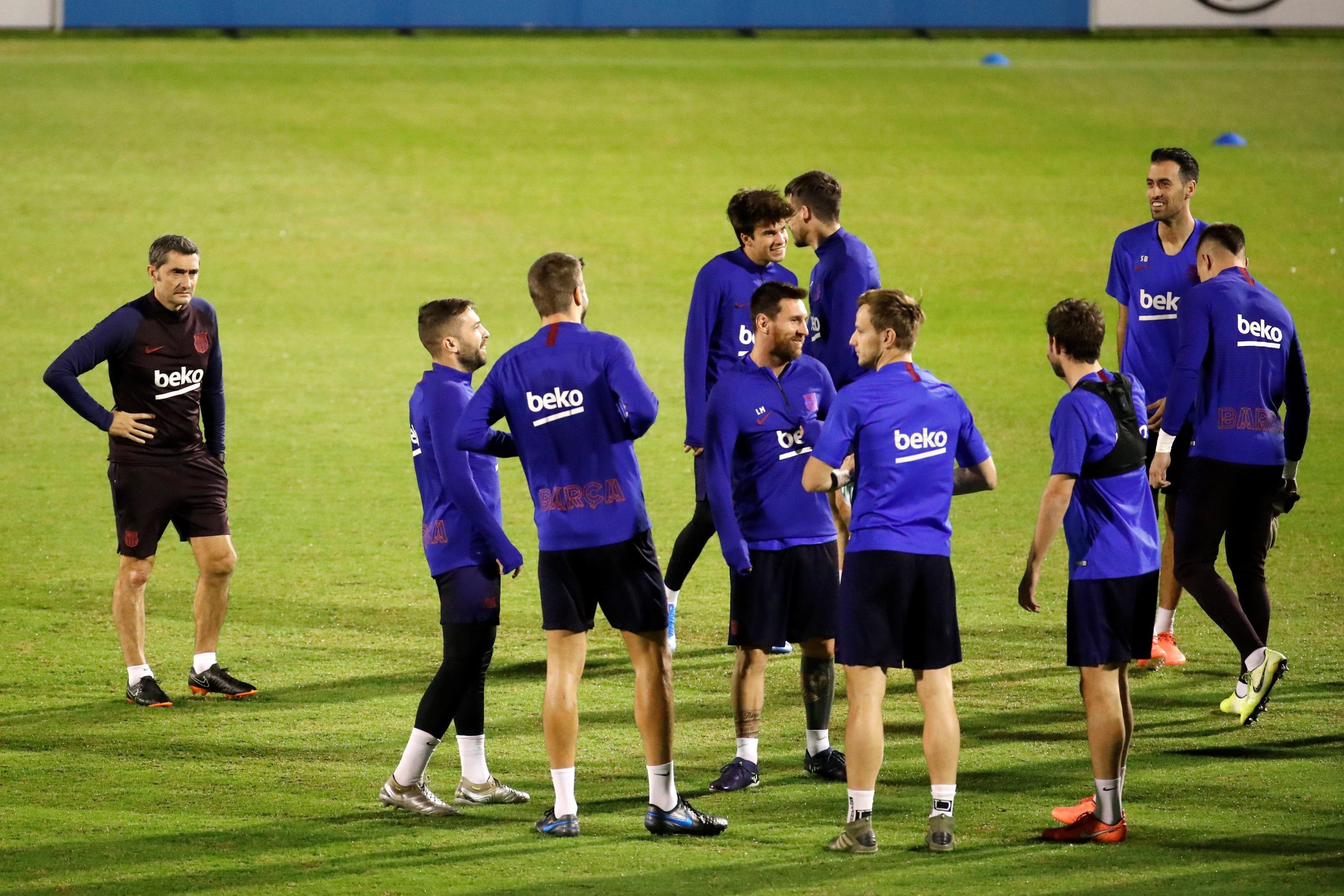 Ernesto Valverde dirigiendo un entrenamiento del Barça: / EFE