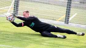 Ter Stegen en un entrenamiento previo a la Champions / FC Barcelona