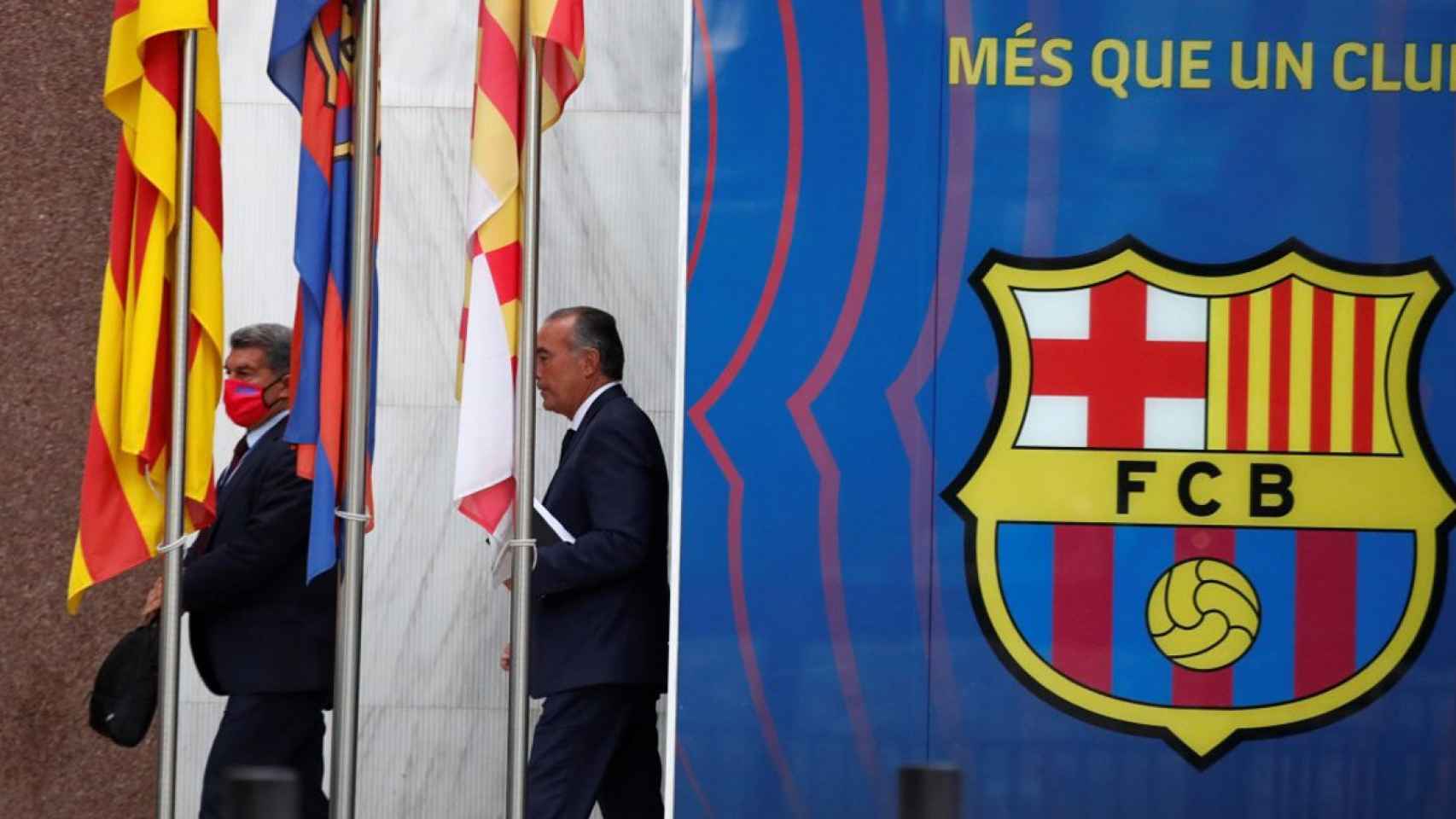 Joan Laporta y Rafa Yuste, saliendo de las oficinas del Barça / EFE