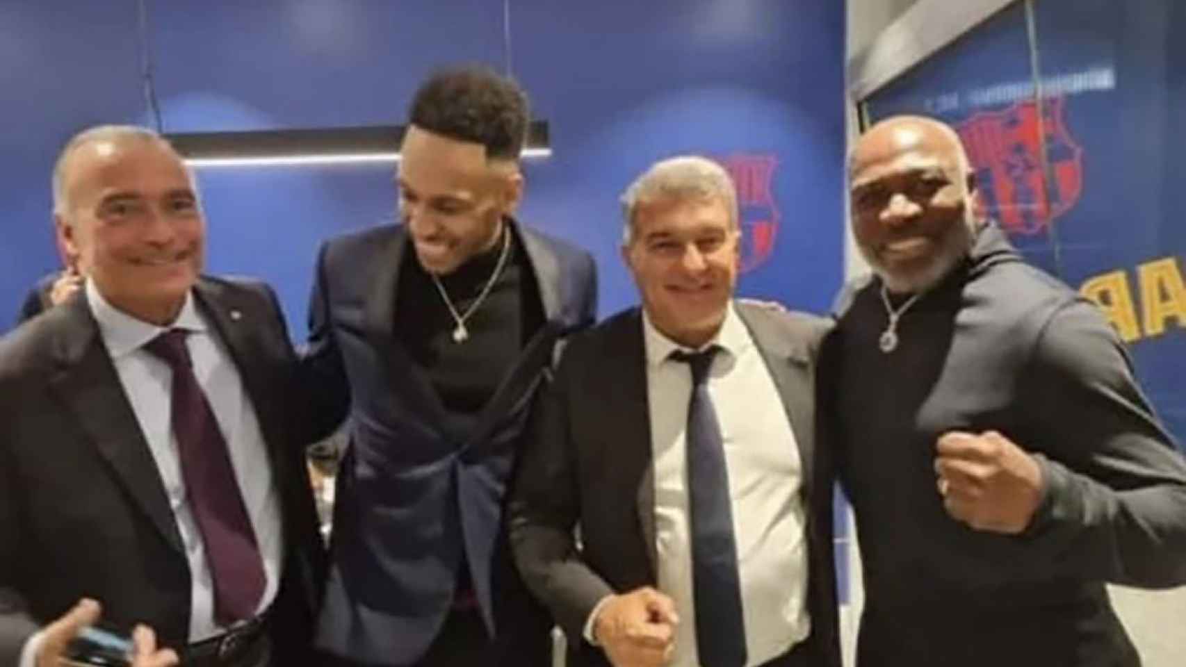 Aubameyang, junto a Laporta y sus agentes tras firmar contrato con el Barça / Redes