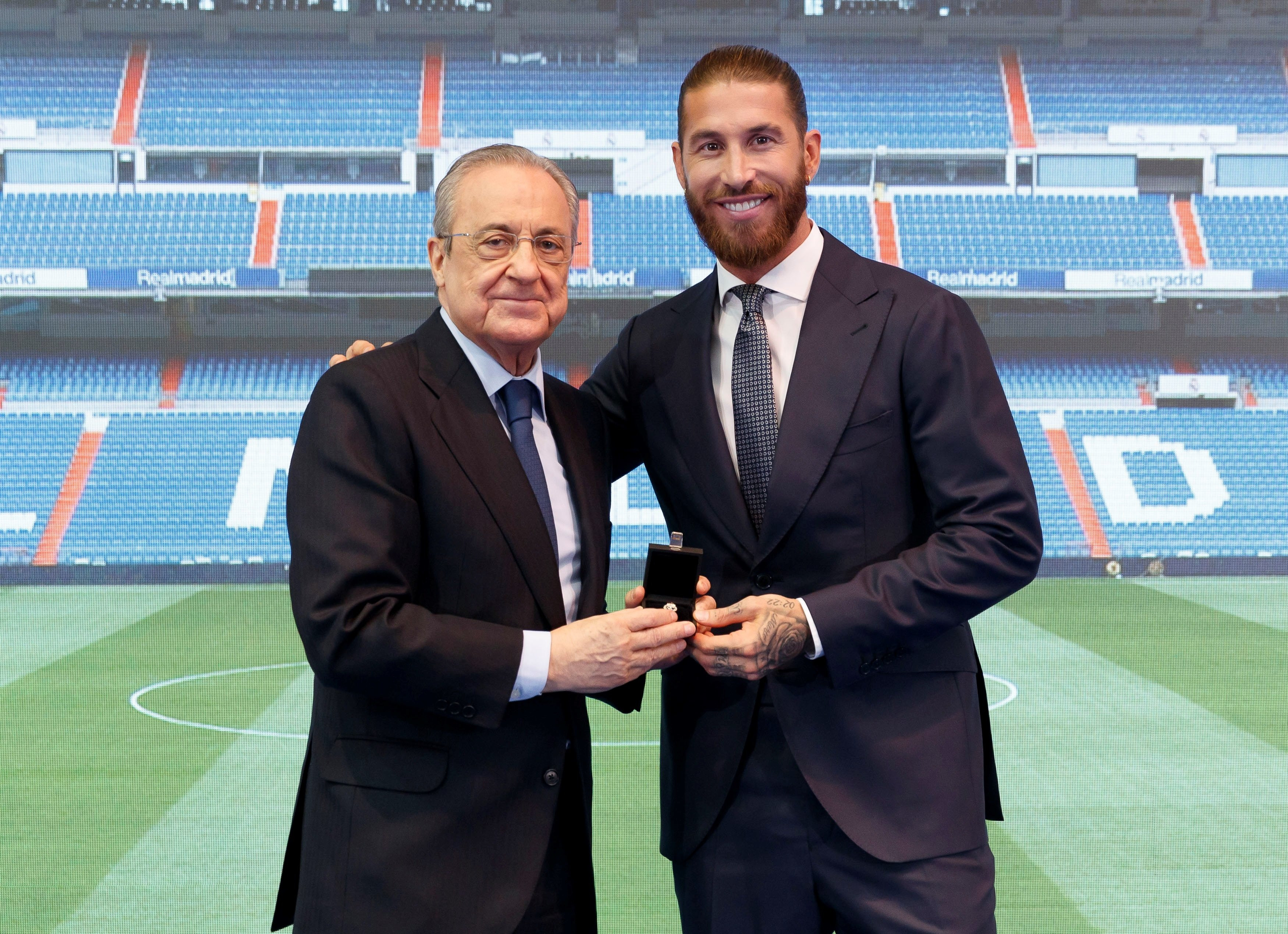 Florentino Pérez y Sergio Ramos en el acto de despedida del central / EFE