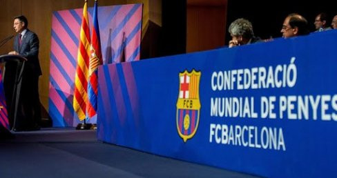 Una imagen de archivo de Bartomeu en un encuentro con las peñas / FC Barcelona