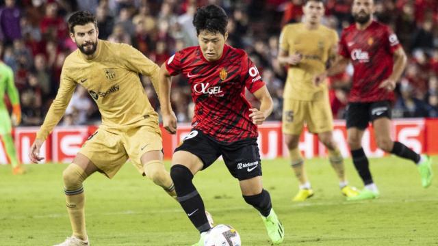 Gerard Piqué y Kang in Lee, en un lance del Mallorca-Barça / EFE