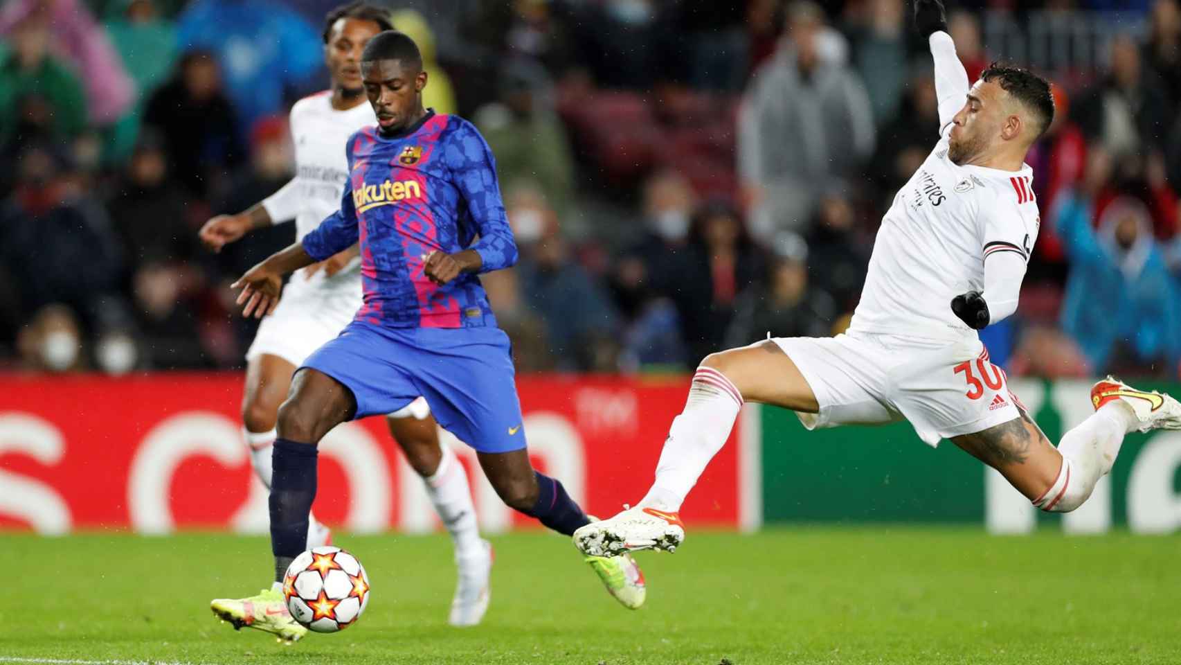 Ousmane Dembelé controla el balón ante el Benfica / EFE