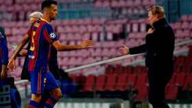 Koeman, saludando a Sergio Busquets | EFE