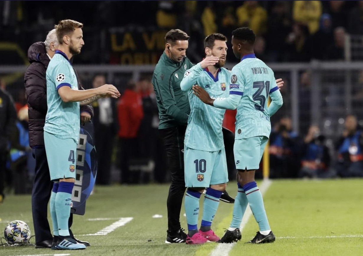 Una foto de Leo Messi entrando por Ansu Fati durante el Borussia Dortmund - Barça / FCB