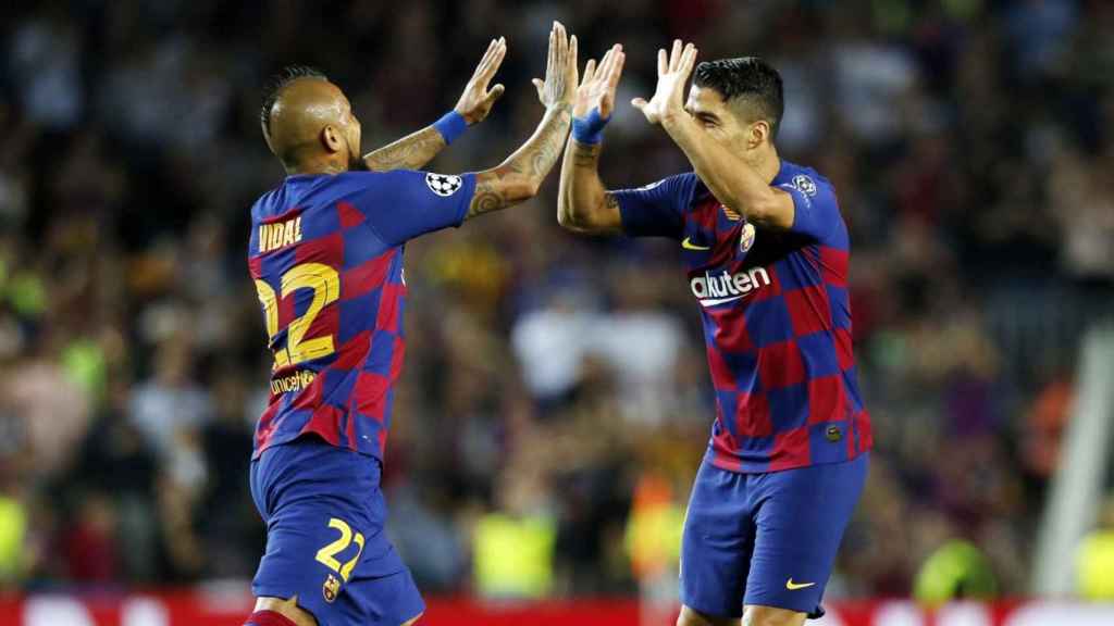 Arturo Vidal y Luis Suárez celebrando un gol en el Barça Inter / EFE