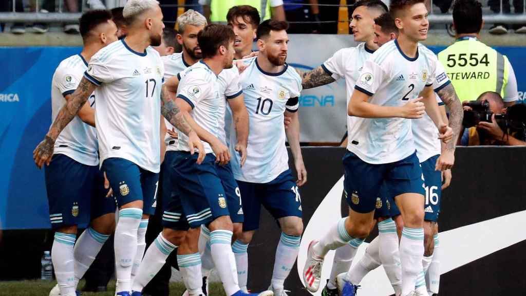 Leo Messi celebrando el gol con sus compañeros de Argentina / EFE