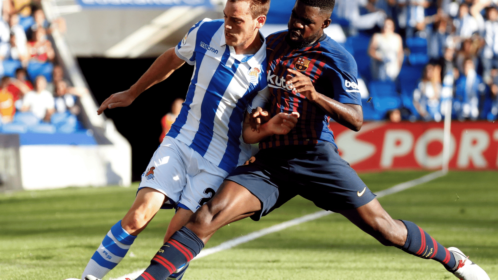 Umtiti lucha por el balón en el partido de liga que el Barça jugó en Anoeta / EFE